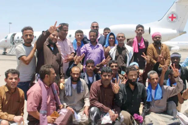 أربع رحلات حملت 318 يمنياً في أول أيام صفقة تبادل الأسرى