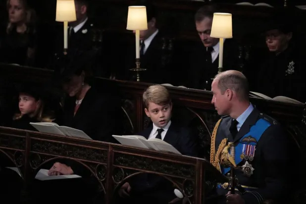 Prens George, Kral Charles'ın taç giyme töreninde "dedesini korumak için" kılıç taşıyacak