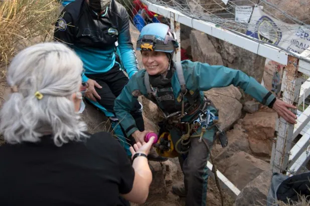 لم تمس الماء طيلة عام ونصف... إسبانية تعيش منعزلة تحت الأرض لـ500 يوم