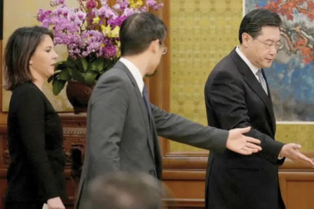 جرمن وزیر خارجہ اینالینا بیربوک اپنے چینی ہم منصب چن گینگ کے ساتھ (دائیں جانب) (رائٹرز)