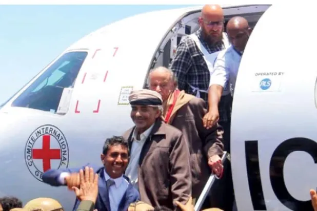 "الشرق الاوسط" کی خصوصی ویڈیو کا اسکرین شاٹ جس میں محمود الصبیحی اور ناصر ہادی کی کل عدن آمد کو دکھایا گیا ہے (تصویر: علی جعبور)