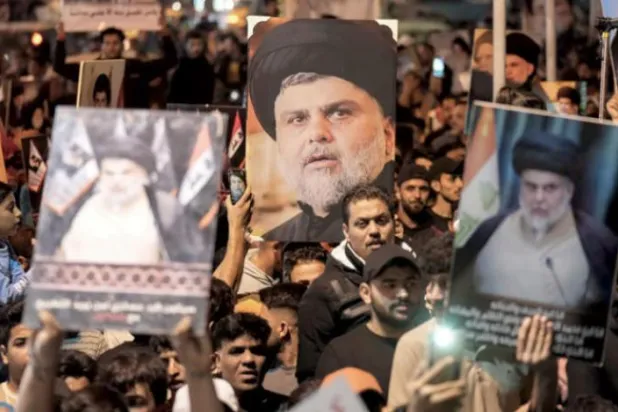 مقتدیٰ الصدر کے حامی 2 اپریل کو بغداد کے الصدر سٹی میں ایک احتجاج کے دوران (اے پی)