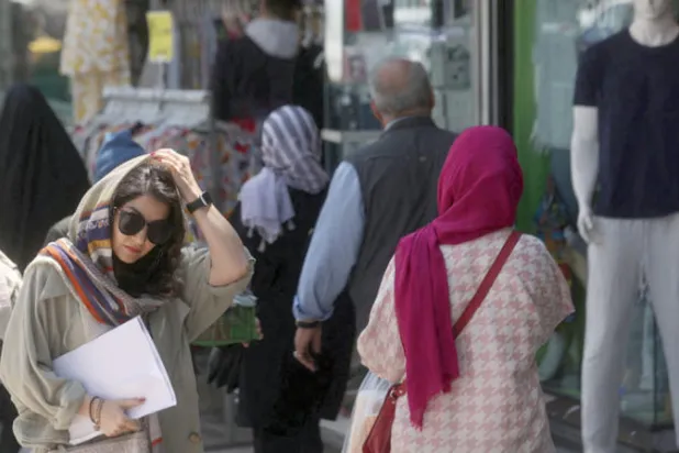 إيران تستخدم كاميرات ذكية وتتوعد مروجي خلع الحجاب