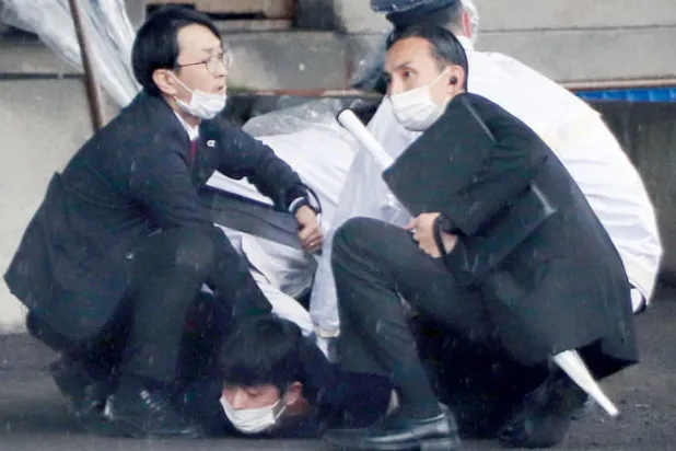 قلق في اليابان بعد انفجار «قنبلة غاز» في تجمع انتخابي