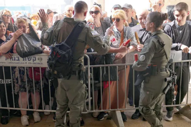 تقييدات إسرائيلية على المسيحيين باحتفالات «سبت النور» في القدس