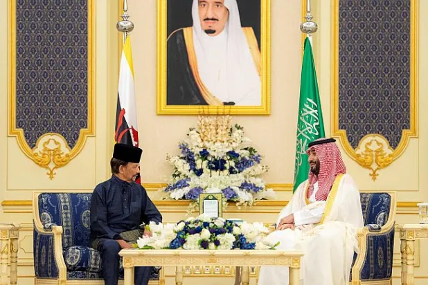 ولي العهد السعودي وسلطان بروناي يستعرضان العلاقات الثنائية
