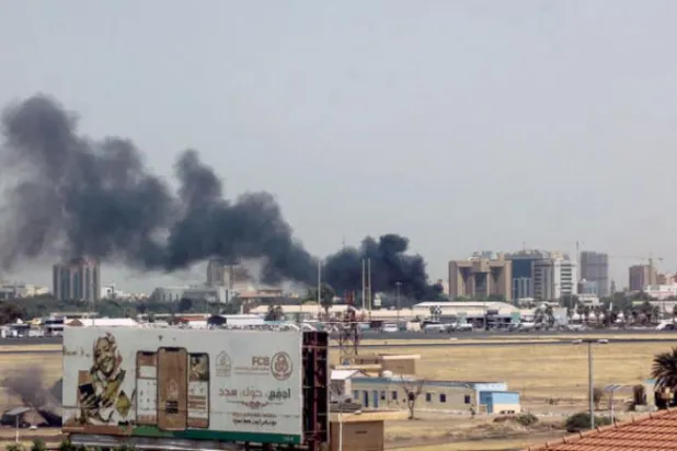 فوج اور کوئیک سپورٹ فورسز کے درمیان لڑائیوں کے دوران کل خرطوم ہوائی اڈے کے آس پاس کی عمارتوں سے دھواں اٹھ رہا ہے  (اے ایف پی)