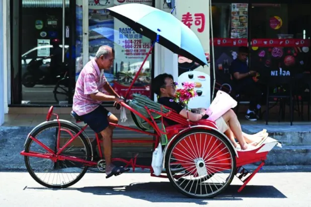 ماليزي يعيد تصنيع عربات ريكشا