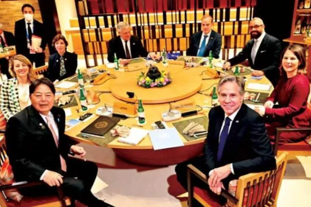 "گروپ سات" ممالک کے وزرائے خارجہ کل کروئیزاوا میں "ورکنگ ڈنر" کے دوران (رائٹرز)