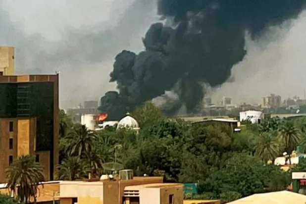 وسطی خرطوم میں سوڈانی فوج کے ہیڈ کوارٹر کے قریب عمارتوں سے دھواں اٹھ رہا ہے، جب کہ اس پر قابو پانے کے لیے کل لڑائی میں شدت آگئی (اے ایف پی)