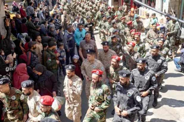 گزشتہ جمعہ کے روز بیروت کے جنوب میں واقع برج البراجنہ کیمپ میں ایک مارچ کا منظر جس میں مختلف فلسطینی دھڑوں کے ارکان نے شرکت کی (اے ایف پی)