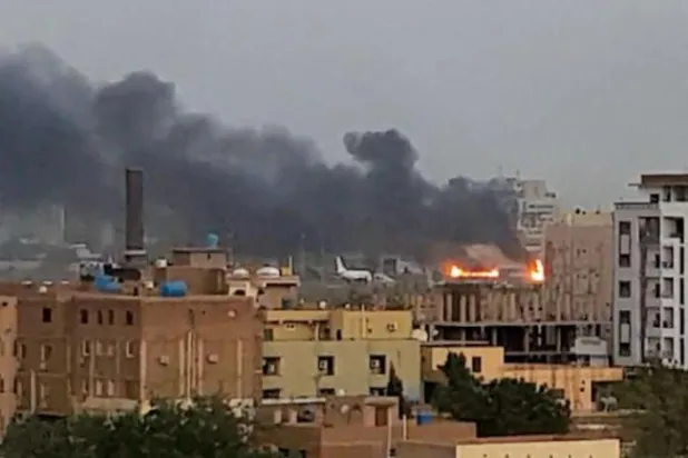 آرمی جنرل کمانڈ کے ہیڈ کوارٹر سے متصل خرطوم انٹرنیشنل ایئرپورٹ کی طرف سے شدید دھواں اٹھ رہا ہے (رائٹرز)