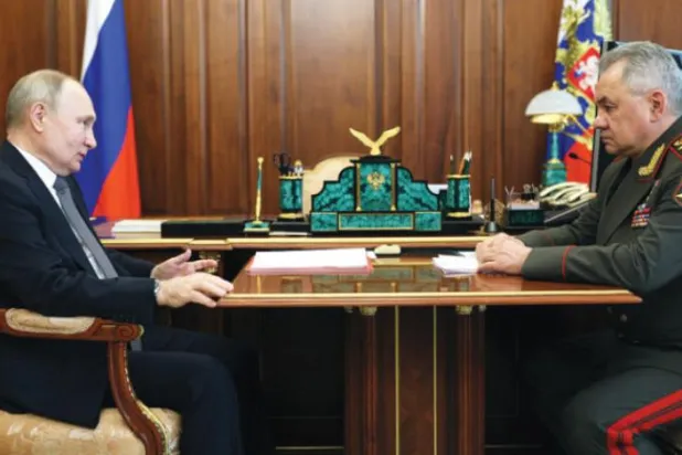 پوٹن کل کریملن میں شوئیگو سے ملاقات کے دوران (اے پی)