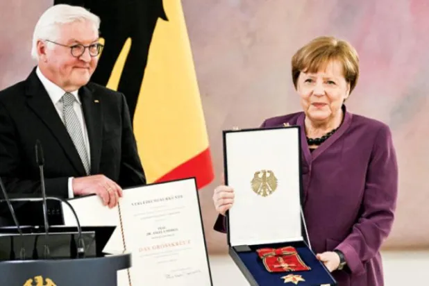 Liyakat nişanı alan Merkel eleştirilerin odağında