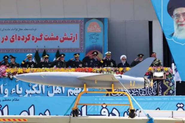 ایرانی صدر کل تہران میں فوجی پریڈ کے موقع پر حکام کے ساتھ خودکش ڈرون "آرچ" کا معائنہ کر رہے ہیں (اے ایف پی)