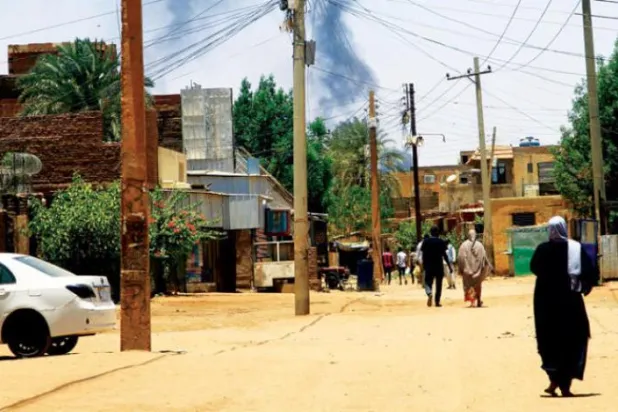 بمباری کے نتیجے میں اٹھنے والے دھوئیں کے دوران سوڈانی عوام کل خرطوم سے نکل رہے ہیں (اے ایف پی)