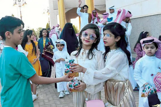 المدن والقرى السعودية ترسم «فرائحية العيد»... بالحديث والقديم