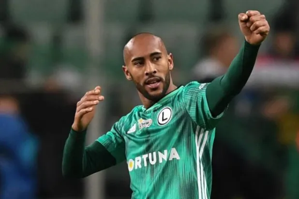 ما النافذة التي استغلها «أوراوا» لتسجيل لاعبيه الجدد؟