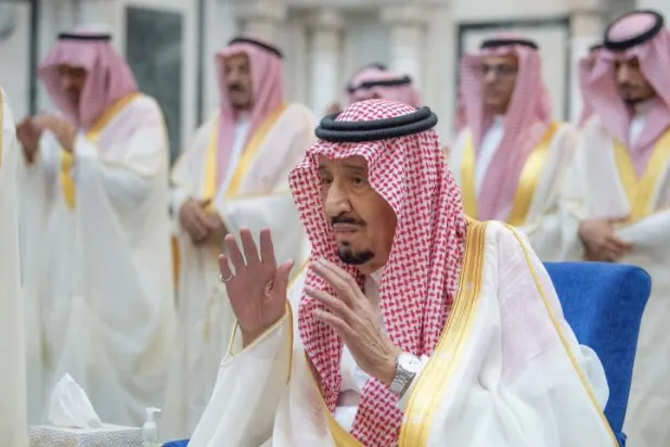 خادم الحرمين يؤدي صلاة عيد الفطر بقصر السلام في جدة