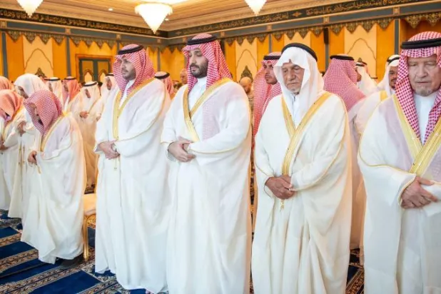 ولي العهد السعودي يؤدي صلاة عيد الفطر في المسجد الحرام