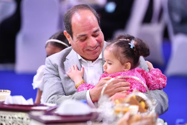 السيسي يكرم أسر «شهداء مصر» في احتفالات الفطر