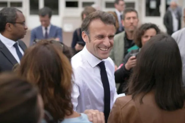 میکرون 20 اپریل کو جنوبی فرانس کے ایک اسکول کے دورے کے دوران (ای پی اے)