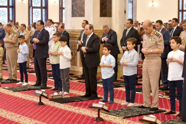 السيسي يكرم أسر وأبناء «شهداء مصر» في احتفالات الفطر