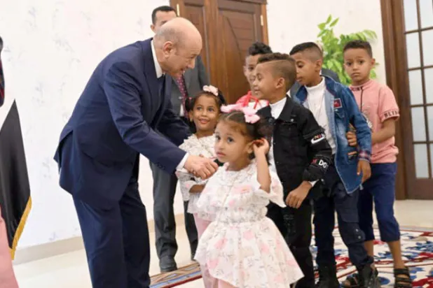 العليمي يؤكد من عدن وحدة «الرئاسي» ويشكك في جدية الحوثيين