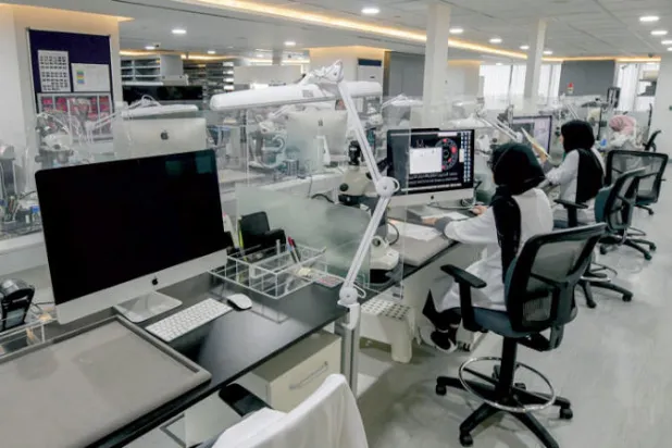 صناعة اللؤلؤ الطبيعي في البحرين تجذب عامة الناس