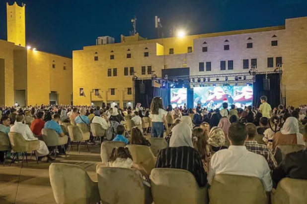 «حي العيد» يبهج الأطفال بالهدايا والحلويات في ساحة المصمك