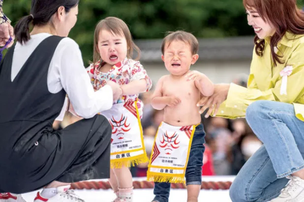 عودة مهرجان «سومو بكاء الأطفال» في اليابان