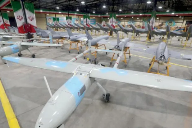 پرسوں ایک نامعلوم مقام پر ایرانی فوج کے گودام میں "ابابیل" اور "شاہد" خودکش ڈرون کے ماڈل (ای پی اے)