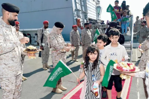 گزشتہ روز جدہ میں شاہ فیصل نیول بیس پر سعودی شہریوں اور دیگر ممالک کے شہریوں کی آمد کا منظر (واس)