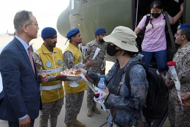وصول 10 سعوديين ورعايا 12 دولة إلى جدة من السودان