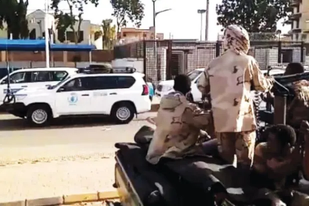 بین الاقوامی تنظیموں کی گاڑیوں کا ایک گروپ اپنے ملازمین کو نکالنے کے لیے خرطوم سے پورٹ سوڈان جاتے ہوئے (اے ایف پی)