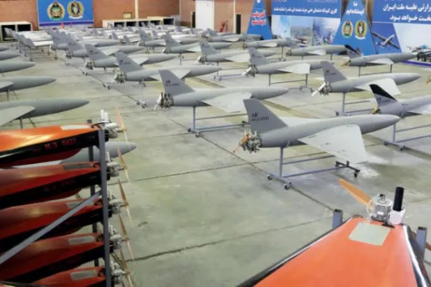 گزشتہ جمعرات کے روز ایرانی قومی فوج کی جانب سے نمائش میں خودکش ڈرونز (اے پی)