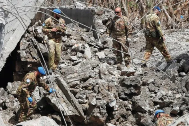 7 اپریل کو (UNIFIL) کے فوجی جنوبی لبنان سے میزائل فائر کیے جانے کے بعد اسرائیلی بمباری سے تباہ ہونے والے فارم کا معائنہ کر رہے ہیں (اے پی)