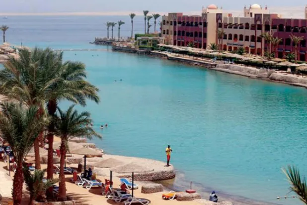 مصر: إنقاذ 37 شخصاً بينهم أجانب بعد غرق مركب سياحي