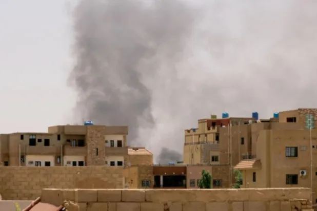 لڑائی کے باعث دھواں خرطوم کے محلوں کے گھروں پر اٹھ رہا ہے (رائٹرز)