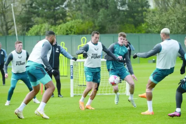 نيوكاسل ويونايتد لتثبيت موقعيهما في المربع الذهبي على حساب إيفرتون وتوتنهام اليوم