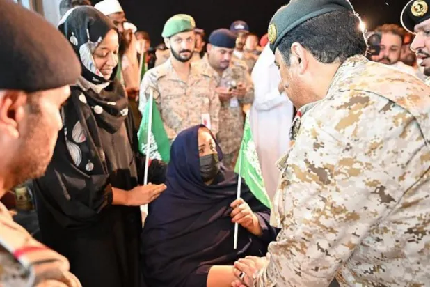 وصول 5 سعوديين ورعايا 10 دول من السودان إلى جدة