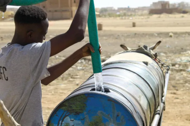رحلة البحث عن جرعة ماء في الخرطوم قد تكون قاتلة