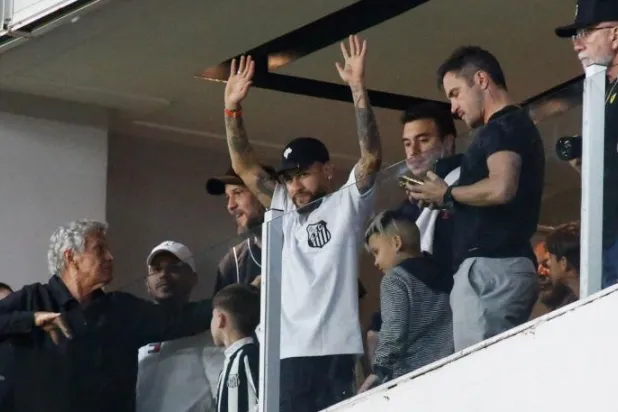 نيمار يخضع لعملية إزالة الحذاء الواقي بقدمه اليمنى