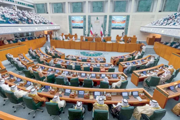 الغانم يدعو الحكومة الكويتية إلى اتخاذ الإجراءات الدستورية لحلّ البرلمان