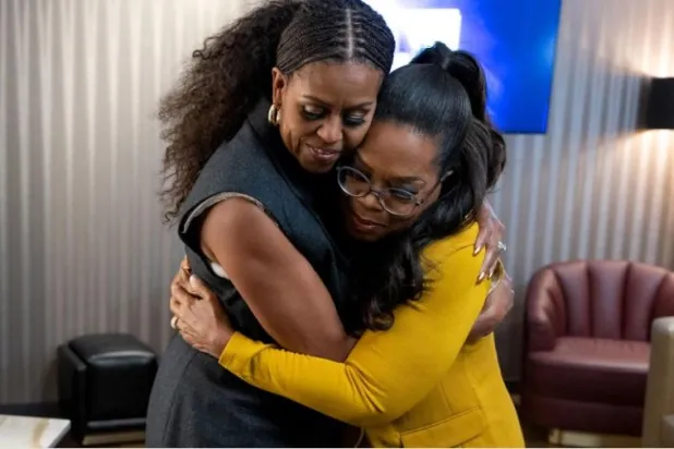 ميشيل أوباما تشارك أوبرا وينفري «الضوء الذي تحمله»: «سأريكم»