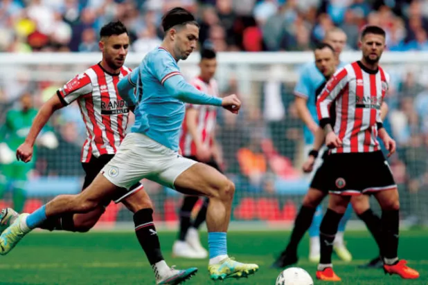 كيف طوّر غوارديولا مهمة الظهير في كرة القدم الحديثة؟