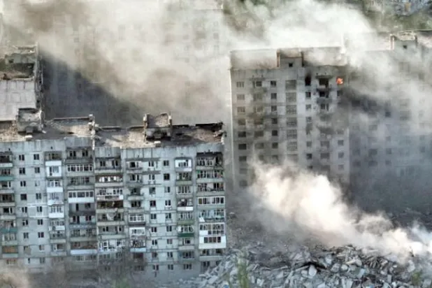 باخموت اب بھی وہ عظیم انعام ہے جسے حاصل کرنے کی روسی افواج ابھی بھی کوشش کر رہی ہیں (اے پی)