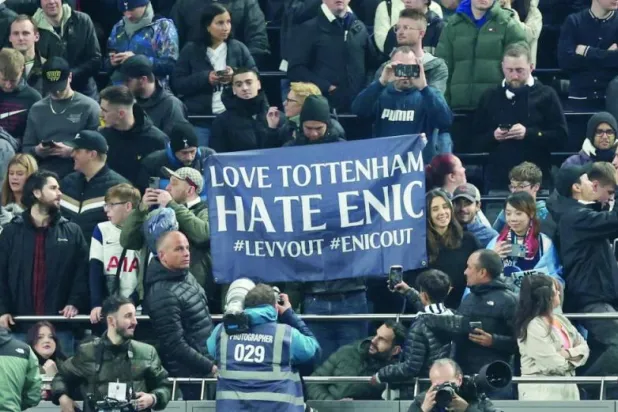 كيف أضافت هتافات جماهير مانشستر يونايتد المطالبة بضم كين لمسة درامية لما يحدث في توتنهام؟