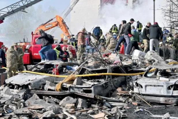 امدادی کارکنان کل کیف کے جنوب میں اومان شہر میں مبے سے زندہ بچ جانے والوں کو تلاش کر رہے ہیں (اے ایف پی)