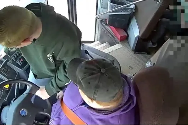 شاهد.... مراهق أميركي ينقذ حافلة مدرسية بعد فقدان سائقها الوعي